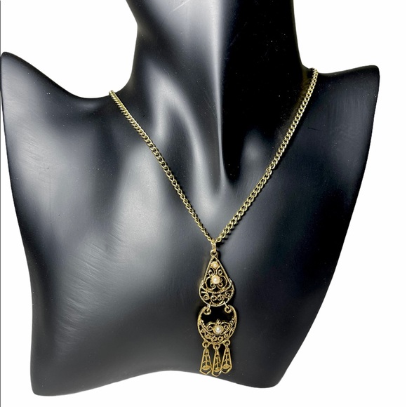 Jewelry - Bronze tone pendant necklace with faux pearls